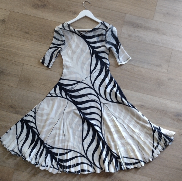 NWOT Komarov Crinkle Dress Small Short Sleeve V-Neck Flared Skirt - Picture 2 of 8